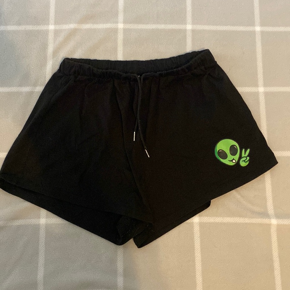 Drawstring comfy short w/alien